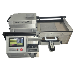 Una máquina Accu-Chart plateada con un panel de control digital, una pantalla, botones y una bandeja. El dispositivo parece servir para dispensar o envasar medicamentos.